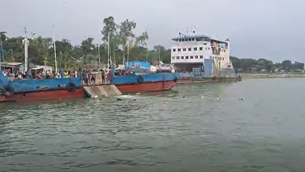আবারও পদ্মা নদীতে পড়ল বাস