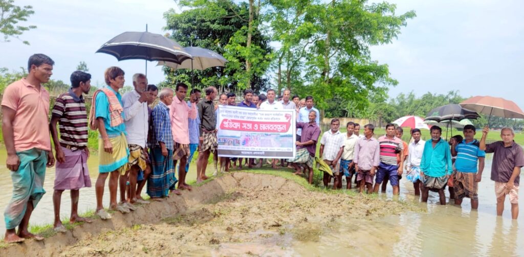 কুলাউড়ায় রাস্তা কেটে ফেলায় চরম দুর্ভোগ, এলাকাবাসীর মানববন্ধন
