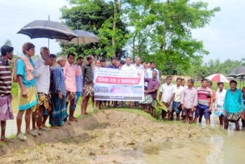 কুলাউড়ায় রাস্তা কেটে ফেলায় চরম দুর্ভোগ, এলাকাবাসীর মানববন্ধন