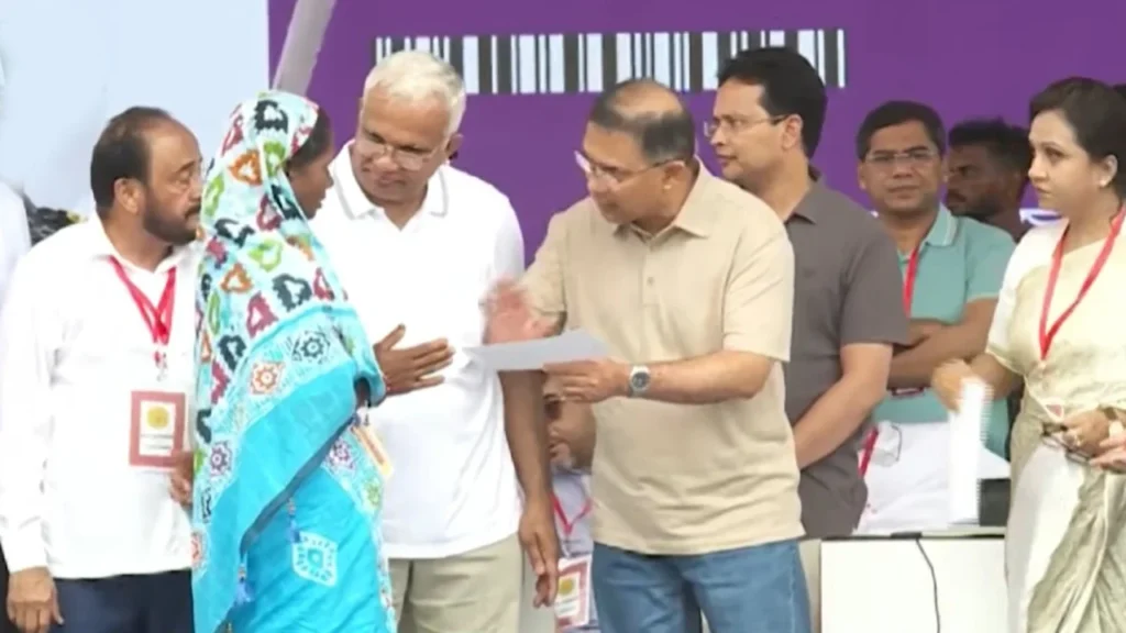 মৌলভীবাজারে ফ্যামিলি কার্ড বিতরণ কার্যক্রম উদ্বোধন করলেন প্রধানমন্ত্রী