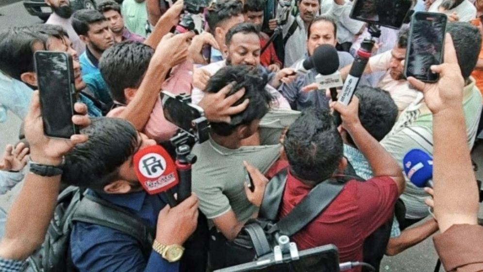 ধানমন্ডি ৩২-এ জামায়াতের বিক্ষোভ শেষে সাংবাদিকের ওপর হামলা