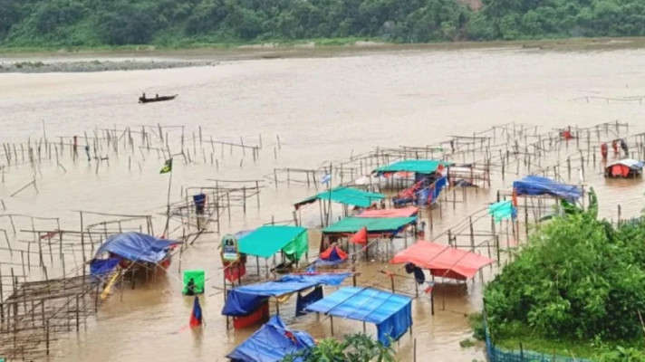 জাফলংয়ে এক রাতেই তছনছ শতাধিক দোকান