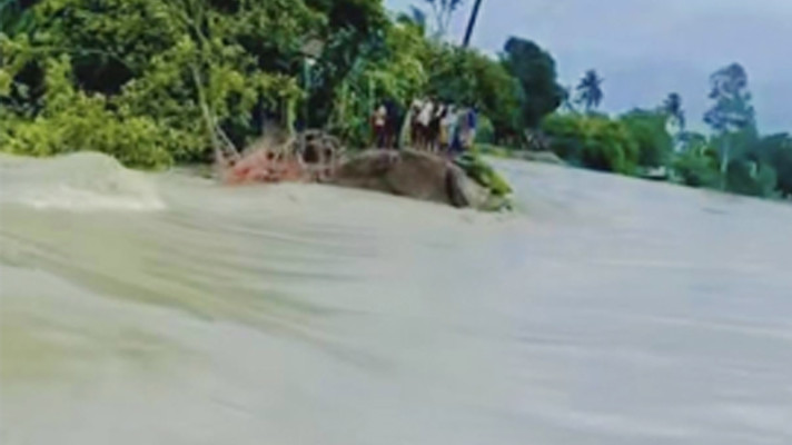 বানিয়াচংয়ে খোয়াই নদীর বাঁধ ভেঙে তলিয়ে গেছে বাড়িঘর-ফসলি জমি