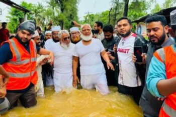 বন্যাকবলিত চট্টগ্রামে জামায়াত আমির, দুর্গতদের মধ্যে ত্রাণ বিতরণ
