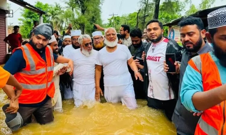 বন্যাকবলিত চট্টগ্রামে জামায়াত আমির, দুর্গতদের মধ্যে ত্রাণ বিতরণ
