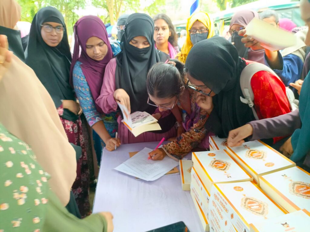 প্রতিষ্ঠাবার্ষিকীতে শাবিপ্রবিতে ছাত্রী সংস্থার কুরআন ও ফুলের চারা বিতরণ