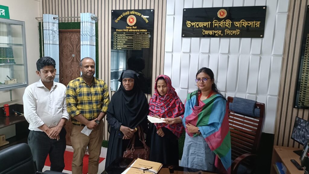 জৈন্তাপুরে চিকিৎসাধীন দুই শিক্ষার্থীর পরিবারকে ইউএনও’র আর্থিক অনুদান