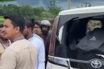 এবার সিলেটে এনসিপি নেতা সারজিসের গাড়িতে হামলা