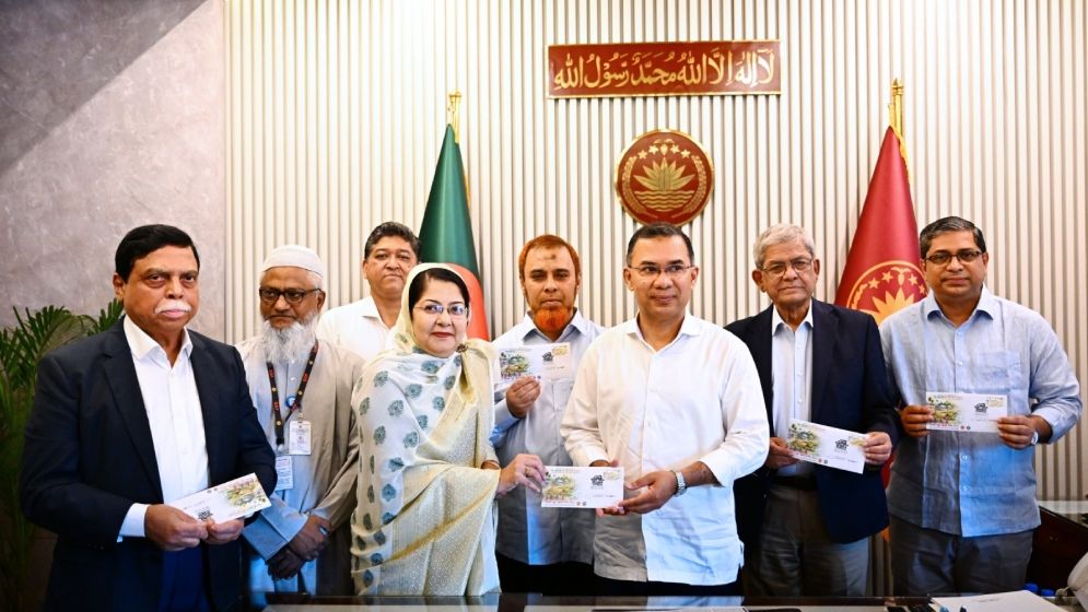 ‘উন্নত পল্লী সমৃদ্ধ দেশ, সবার আগে বাংলাদেশ’ স্মারকে ডাক টিকিট উদ্বোধন