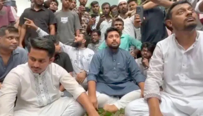 হবিগঞ্জে গাড়িবহরে বাধা, রাস্তায় বসে পড়লেন এনসিপির নেতারা