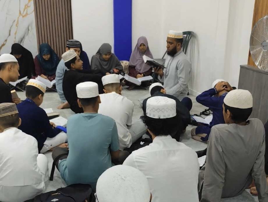 ফ্রান্সের বুকে কোরআনের আলো ছড়াচ্ছেন হাফিজ জিল্লুর রহমান