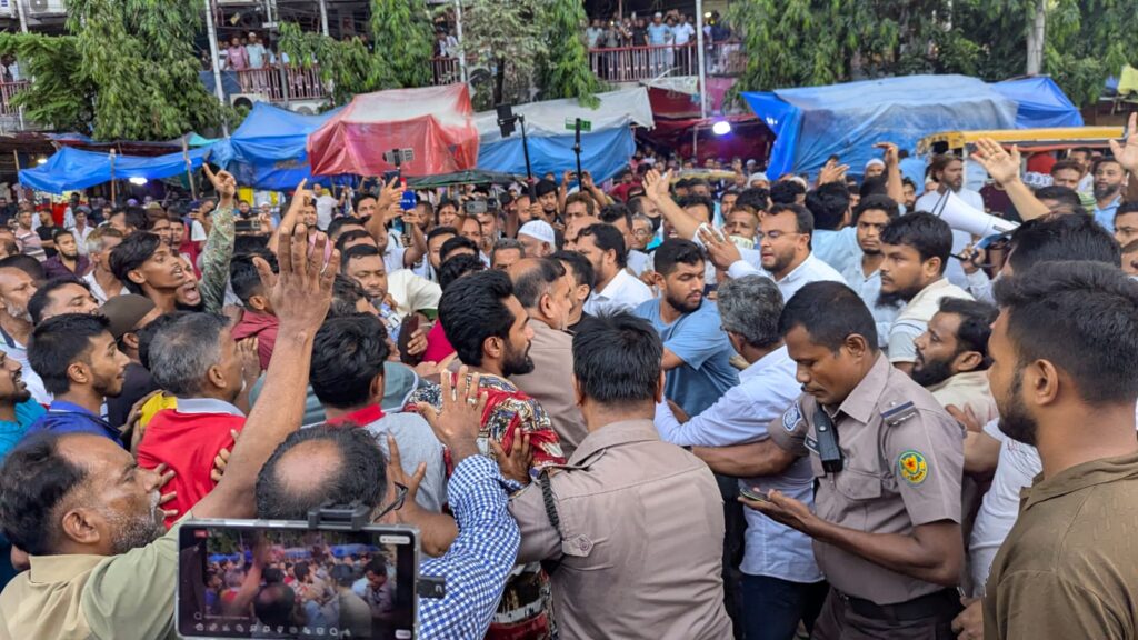 গুলিস্তানে জামায়াতের মিছিলে হামলা, আহত ১৫