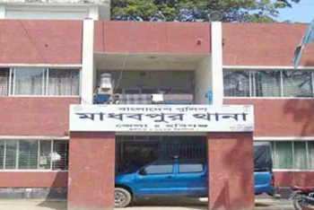রাস্তার পাশে পড়ে ছিল নবজাতক, হাসপাতালে ভর্তি করল স্থানীয়রা