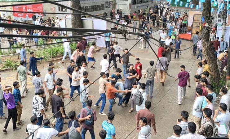 জবিতে ছাত্রদল-শিবির সংঘর্ষ, এজিএসসহ বেশ কয়েকজন আহত