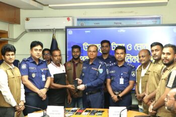 হবিগঞ্জে বিপুল টাকা ও মোবাইল উদ্ধার, মালিকদের হাতে তুলে দিল পুলিশ