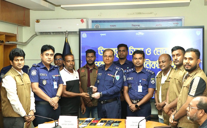 হবিগঞ্জে বিপুল টাকা ও মোবাইল উদ্ধার, মালিকদের হাতে তুলে দিল পুলিশ