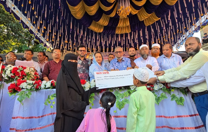 নিহত ৫ প্রবাসীর পরিবারকে ৩ লাখ টাকা করে অনুদান তুলে দিলেন প্রবাসীকল্যাণ মন্ত্রী