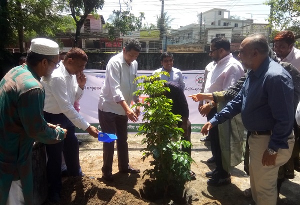 সিলেটে গৃহায়ণ মন্ত্রী ও প্রতিমন্ত্রীর বৃক্ষরোপণ