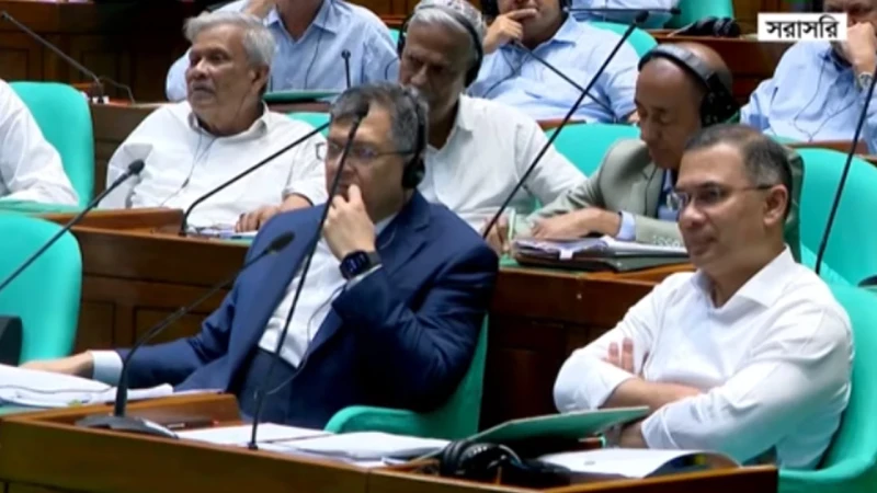 প্রধানমন্ত্রীর পাশের আসনে স্থান পেয়েছেন স্বরাষ্ট্রমন্ত্রী