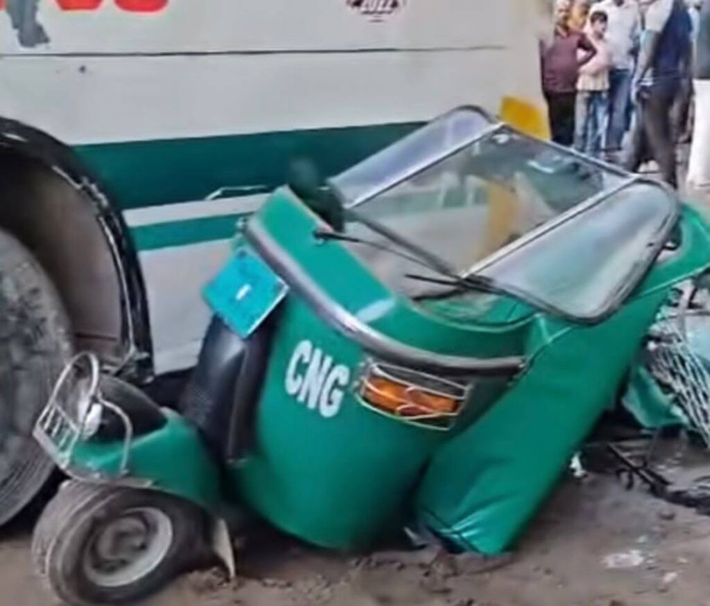 দক্ষিণ সুরমায় বাসের বেপরোয়া গতিতে ত্রিমুখী সংঘর্ষ : আহত ৫