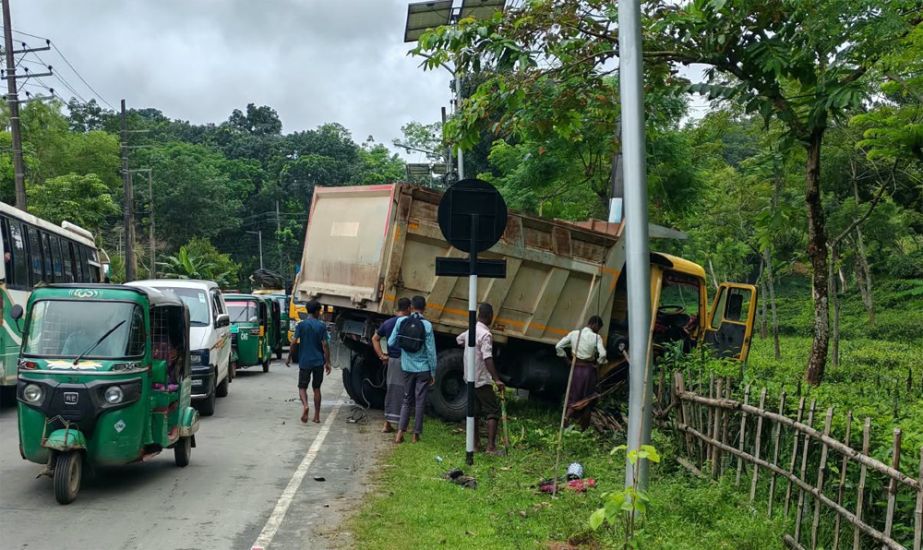 সিলেটে চা বাগানে ট্রাক নিয়ন্ত্রণ হারিয়ে , যানজটে ভোগান্তি