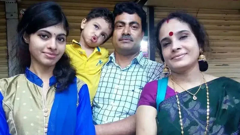 ভবন থেকে ছড়াচ্ছিল দুর্গন্ধ, কক্ষে মিলল স্বামী-স্ত্রী ও ছেলে-মেয়ের মরদেহ