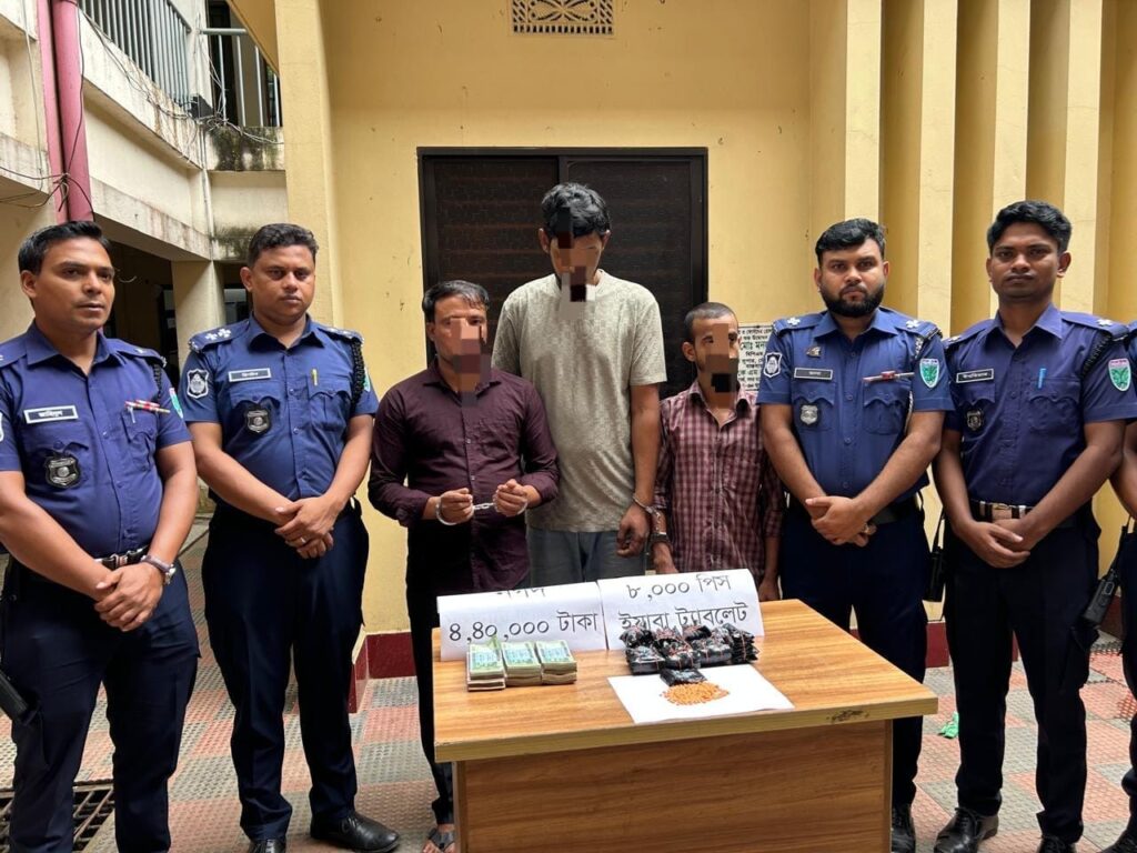 ৮ হাজার ইয়াবা,৪ লাখ ৪০ হাজার টাকাসহ ৩ মাদক কারবারি গ্রেপ্তার, প্রাইভেটকার জব্দ