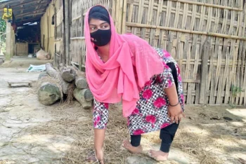 বড়লেখায় অর্থাভাবে ডিগ্রিতে ভর্তি হতে পারছেন না দিনমজুরের প্রতিবন্ধী কন্যা
