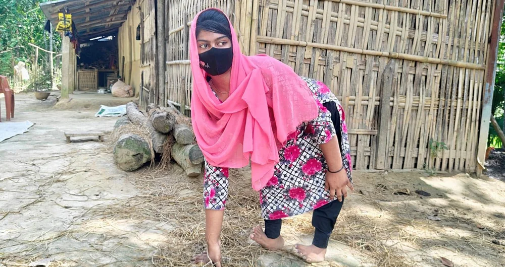বড়লেখায় অর্থাভাবে ডিগ্রিতে ভর্তি হতে পারছেন না দিনমজুরের প্রতিবন্ধী কন্যা