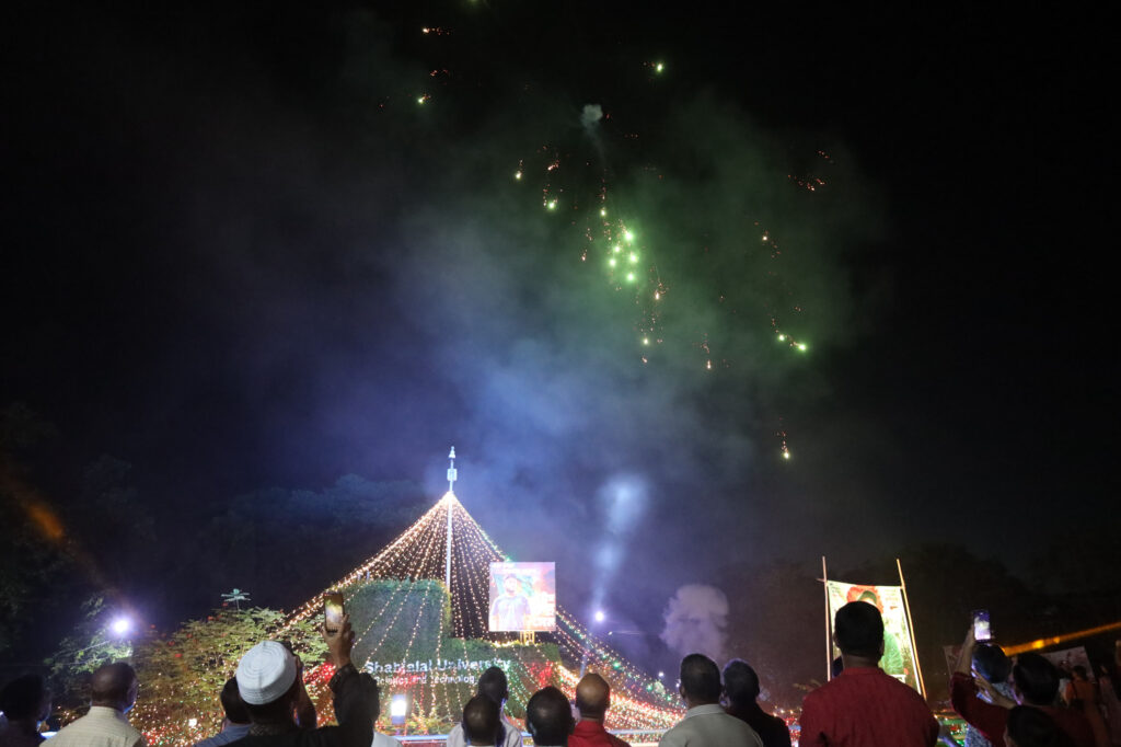 আতশবাজি আর মিষ্টি খাওয়ানোর মধ্যে দিয়ে শেষ হল জুলাই অভ্যুত্থান দিবসের আয়োজন 