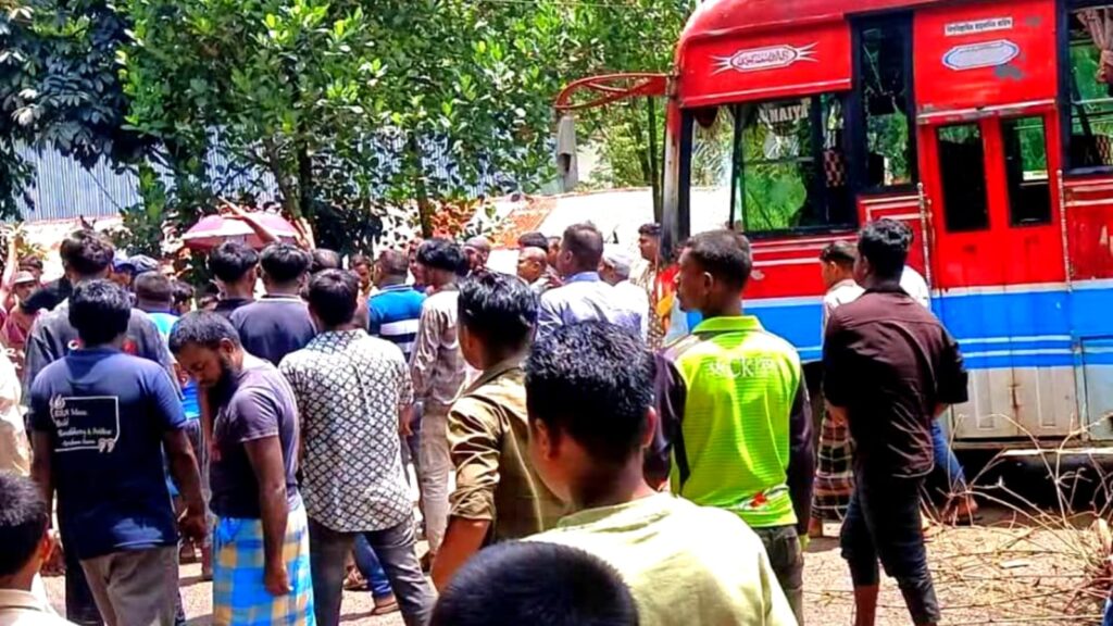 জৈন্তাপুরে বাসচাপায় গুরুতর আহত একজন, সড়ক অবরোধ