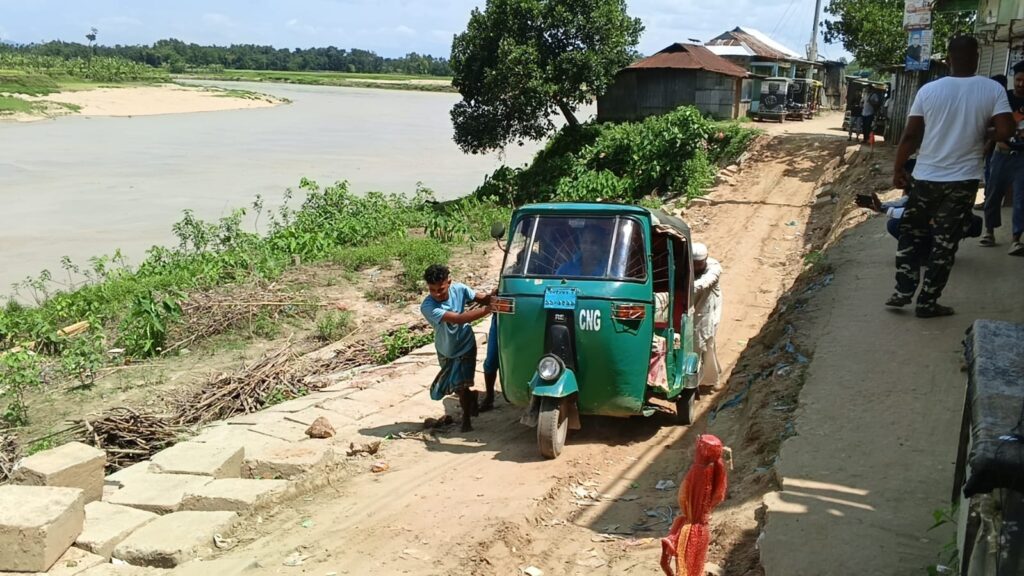 কুলাউড়ায় মনু নদীতে বিলীনের পথে শতবর্ষী কাউকাপন বাজার
