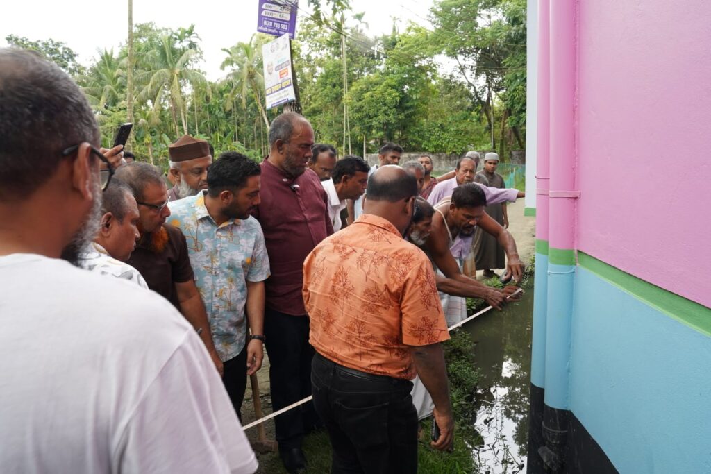 তেলিরাইয়ে সড়ক ও ড্রেনের কাজ পরিদর্শনকালে সিসিক প্রশাসক