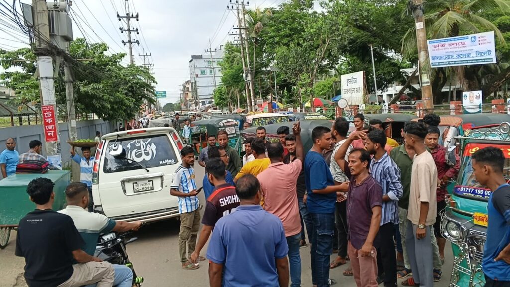 কুলাউড়ায় অবৈধ পার্কিংয়ের বিরুদ্ধে অভিযান, সড়ক অবরোধ করে বিক্ষোভ