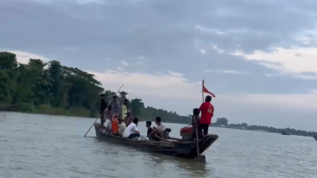 টাঙ্গুয়ার হাওরে হাউসবোট থেকে পড়ে ১০ বছরের শিশু নিখোঁজ
