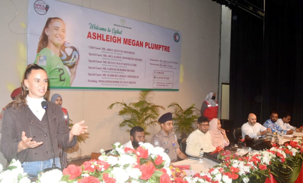 আন্তর্জাতিক নারী ফুটবলার অ্যাশলি মেগান প্লামট্রিকে সিলেটে সংবর্ধনা