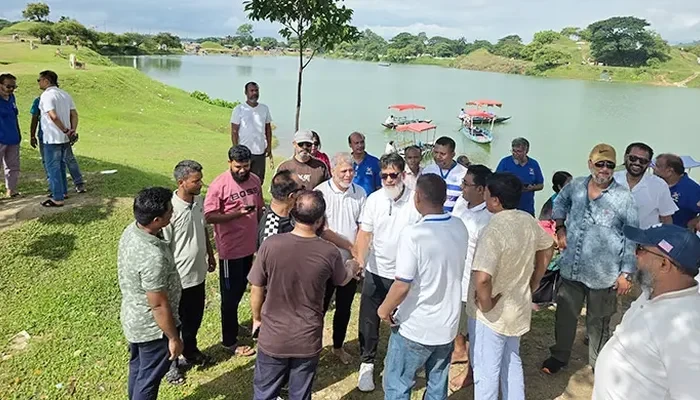 প্রটোকল ছাড়াই বন্ধুদের সঙ্গে টাঙ্গুয়ার হাওরে প্রতিমন্ত্রী হাবিবুর