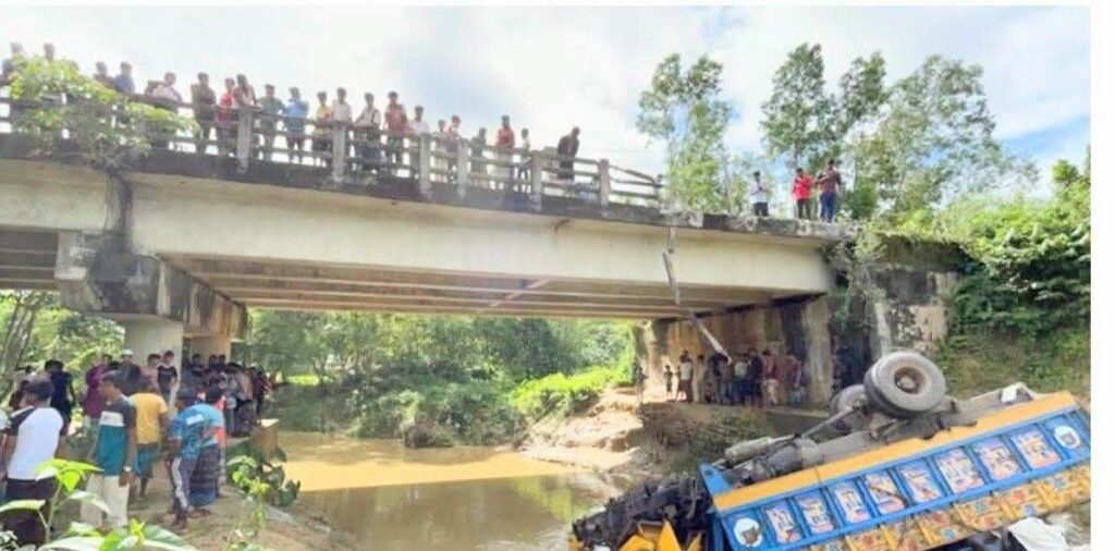 মৌলভীবাজারে ব্রিজের রেলিং ভেঙ্গে ছড়ায় পড়ল ট্রাক,চালক নিহত