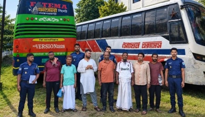 হবিগঞ্জে দুই যাত্রীবাহী বাসে মিলল বিপুল পরিমাণ ভারতীয় পণ্য, গ্রেপ্তার ৭