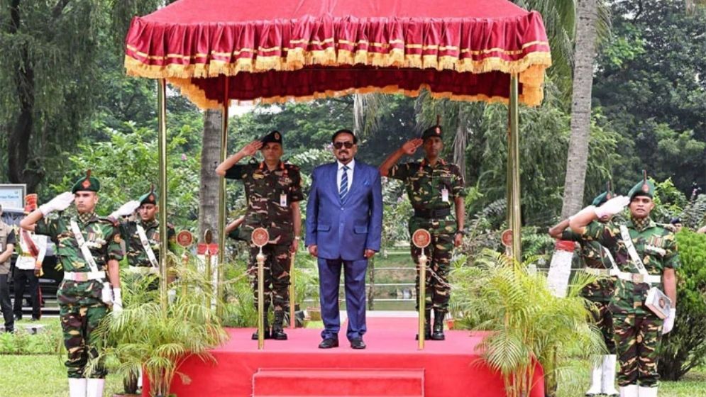 ভারপ্রাপ্ত রাষ্ট্রপতি হাফিজ উদ্দিন আহমদকে বঙ্গভবনে বিদায়ী সংবর্ধনা
