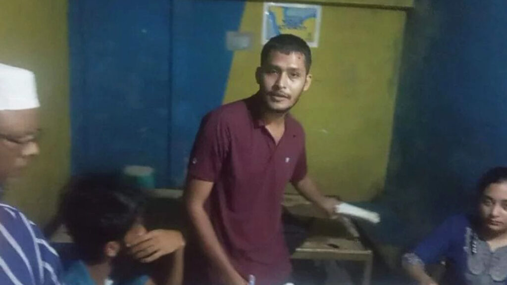শাবি ফটকে চা স্টলে বন্ধুদের নিয়ে এইচএসসির খাতা মূল্যায়ন, শিক্ষক আটক
