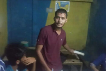 শাবি ফটকে চা স্টলে বন্ধুদের নিয়ে এইচএসসির খাতা মূল্যায়ন, শিক্ষক আটক