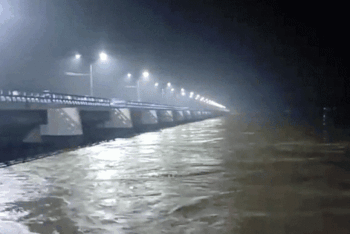 টানা ভারী বৃষ্টিতে বাড়ছে তিস্তা নদীর পানি : বন্যার আশঙ্কা