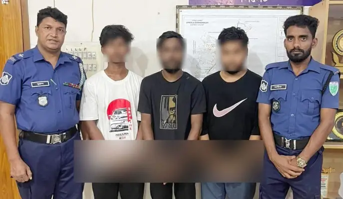 সিলেটে মশাল নিয়ে মিছিল করতে গিয়ে ধরা ৩ ছাত্রলীগ নেতা