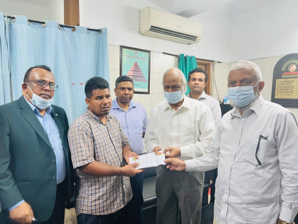 অগ্নি দুর্ঘটনায় ক্ষতিগ্রস্তদের দেখতে হাসপাতালে দুই মন্ত্রী; নগদ অর্থ সহায়তা প্রদান