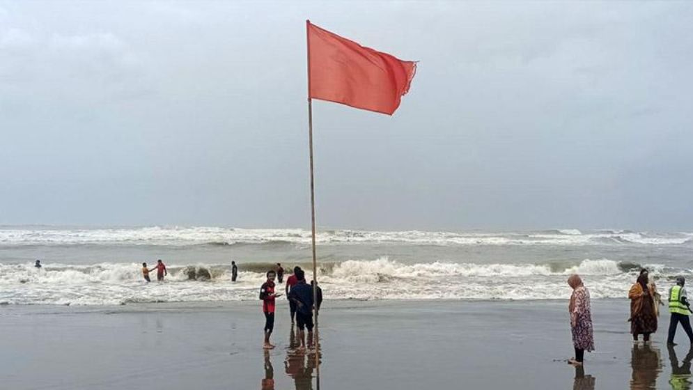 দেশের চারটি সমুদ্রবন্দরে ৩ নম্বর সতর্কসংকেত