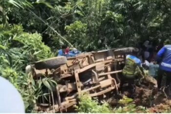 সুনামগঞ্জের বারেকটিলায় চান্দের গাড়ি খাদে, নারী-শিশুসহ আহত ১৫
