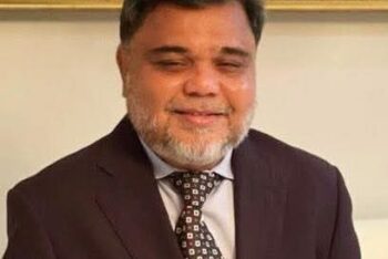 সংসদ সদস্যদের চাপাতা উপহার দিলেন এমপি নাসির উদ্দিন 