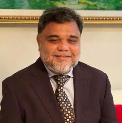 সংসদ সদস্যদের চাপাতা উপহার দিলেন এমপি নাসির উদ্দিন 
