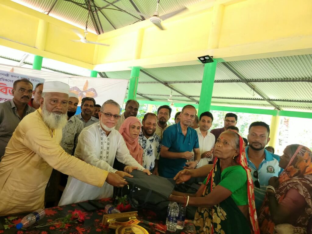 কুলাউড়ায় ২৫০০ চা শ্রমিকদের মধ্যে রেইনকোট বিতরণ করলেন এমপি শওকতুল 